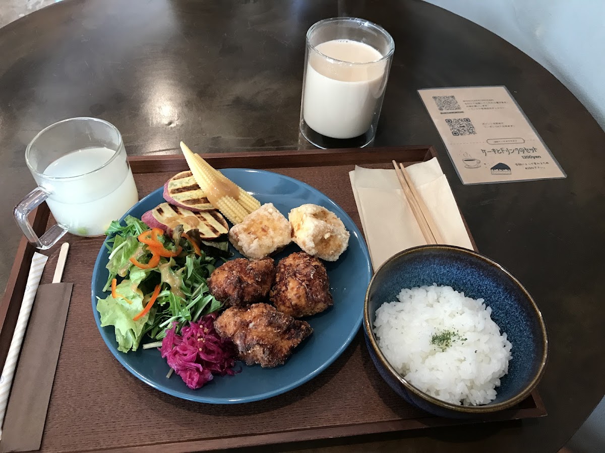 The karaage lunch set (fried chicken & tofu with rice, consumme, rice & a drink) was very nice