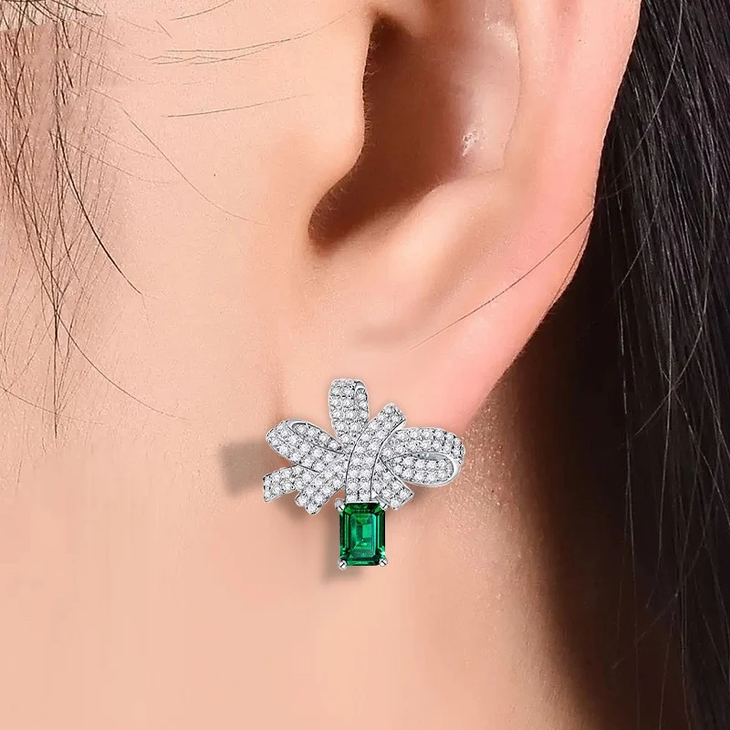 925 Sterling zilveren oorornament met smaragd, een luxueus accessoire voor een elegante en verfijnde uitstraling, ideaal voor speciale gelegenheden.