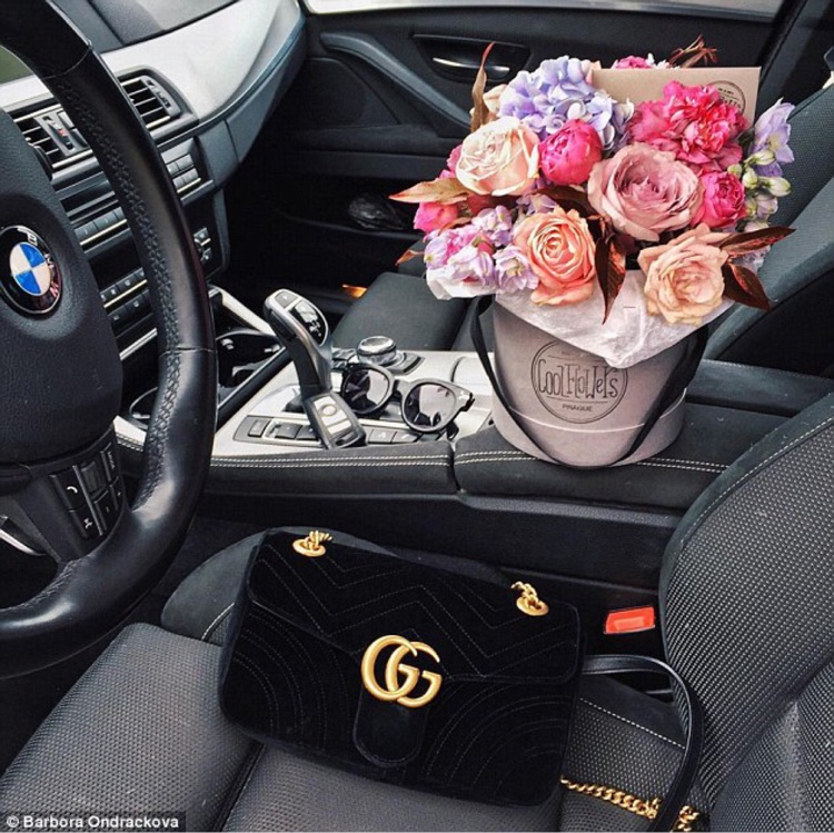 911 クーペのセレブ感のある車内・CHANEL、GUCCI・ルイヴィトン・HERMES、Rolex・#stayhomeに関するカスタム事例の投稿画像6枚目