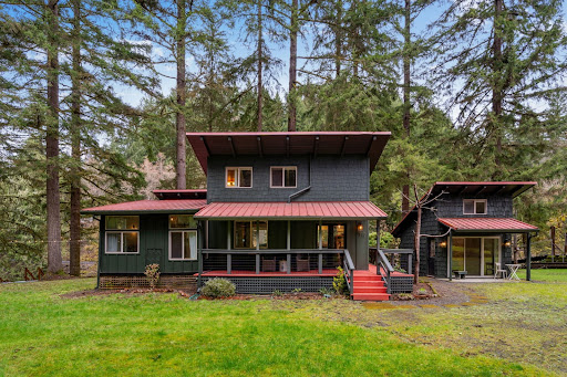 Buy this luxury house in Kalama (United States) - Modern house surrounded by trees