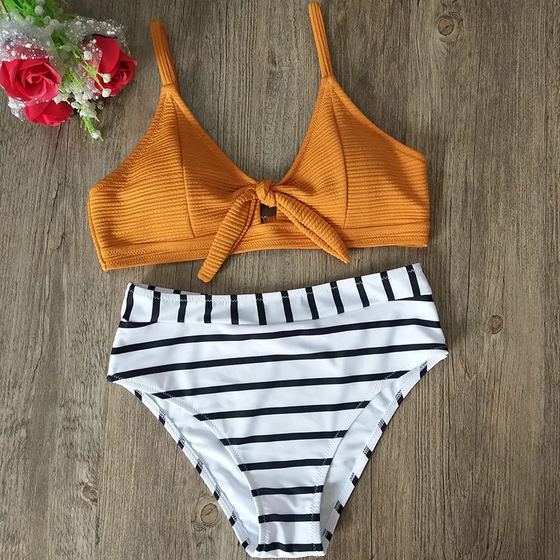 Bikini a rayas de talle alto con espalda descubierta, triangular, de corte dividido. Disfruta del sol con estilo y comodidad.