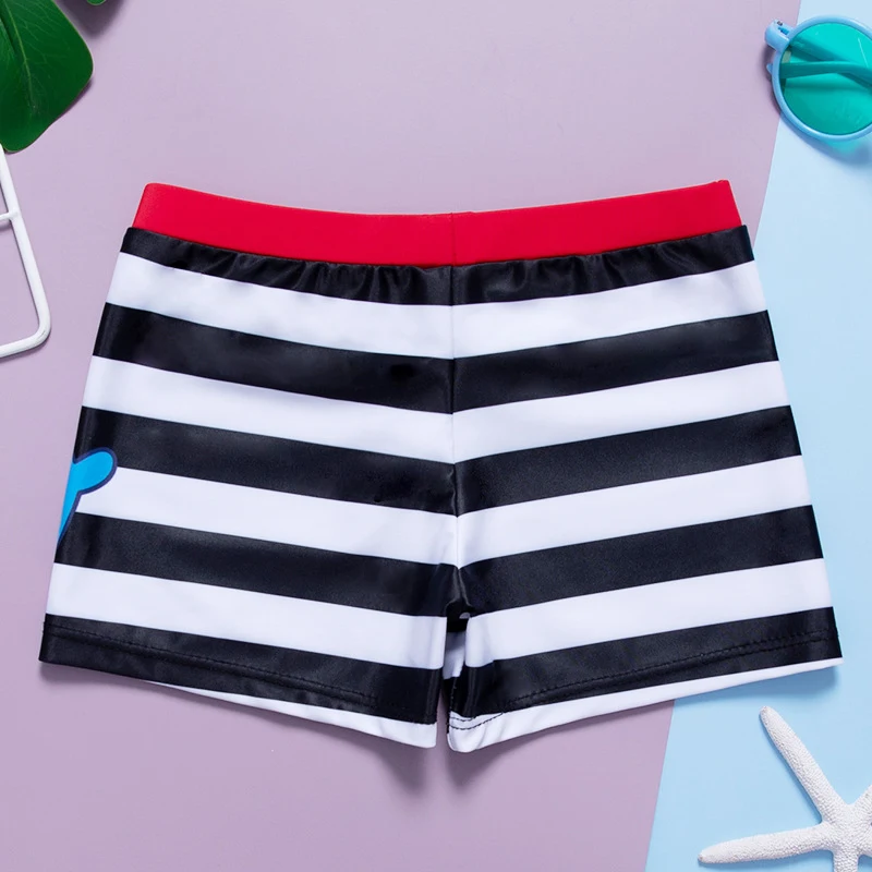 Koreaanse gestreepte zwemkleding met walvisprint. Schattige zwemoutfit voor kinderen. Comfortabel en stijlvol, ideaal voor zomerse zwemavonturen.