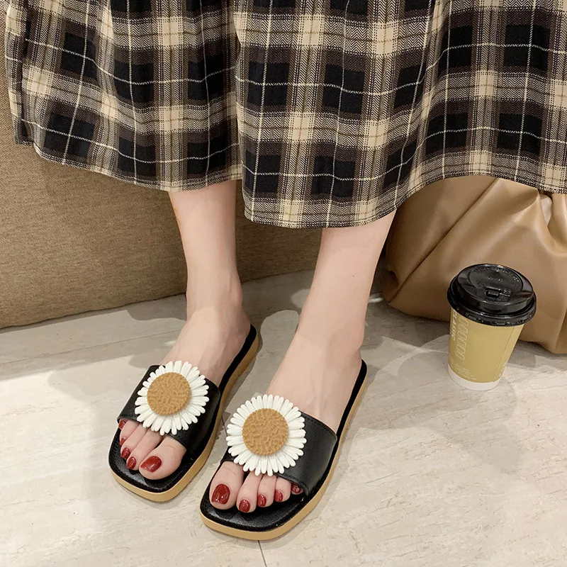 Title 3, Dames outdoor slippers met kleine madeliefjes. ...