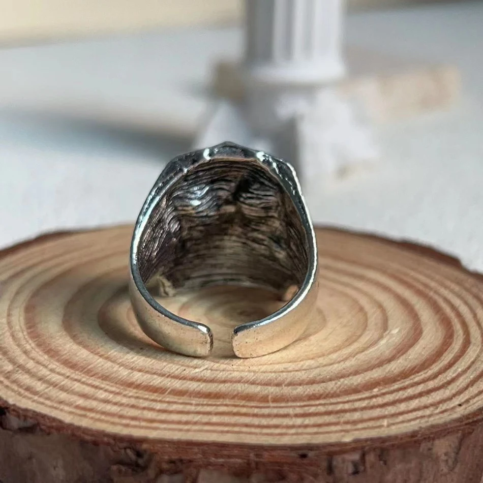 Anillo Calavera Gótico Vintage de Lujo Ligero para Minorías Exclusivas. Un toque audaz y elegante para expresar tu individualidad con estilo.