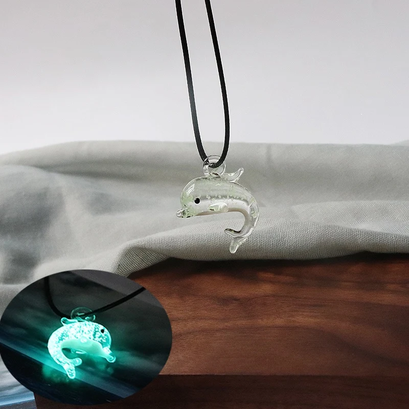Colar de vidro Dolphin Glow Versátil e criativo, um colar com brilho que se adapta a qualquer estilo e ocasião, ideal para looks únicos.