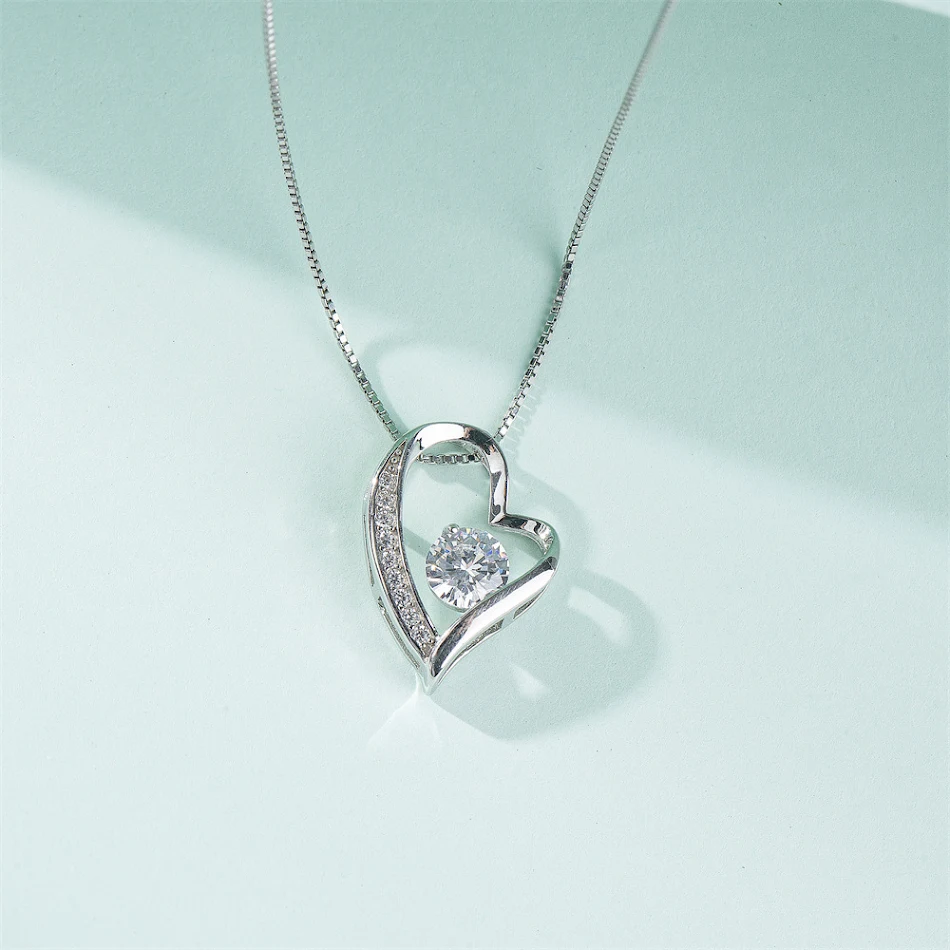 Colar Coração Vazado Zircônia Luxo Leve. Um toque de requinte e delicadeza para iluminar seu visual, perfeito para celebrar o amor.