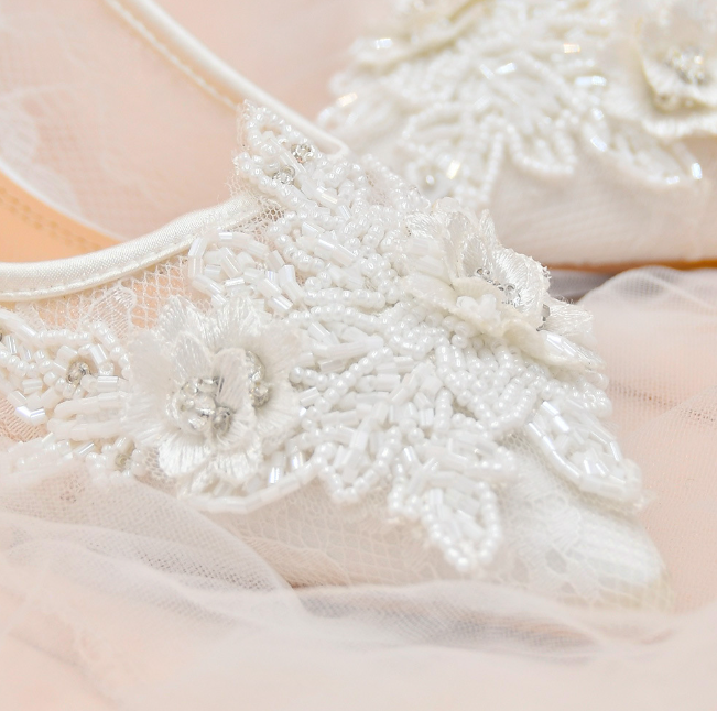 Title 8, Witte bruidsschoenen met kant en bloemen. Elega...