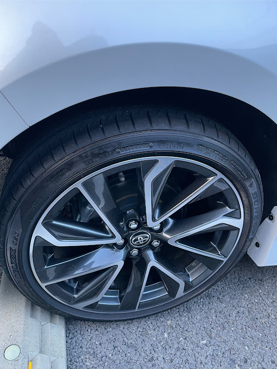 カローラスポーツのディーラー点検・洗車・ステッカーを貼りました！に関するカスタム事例の投稿画像2枚目