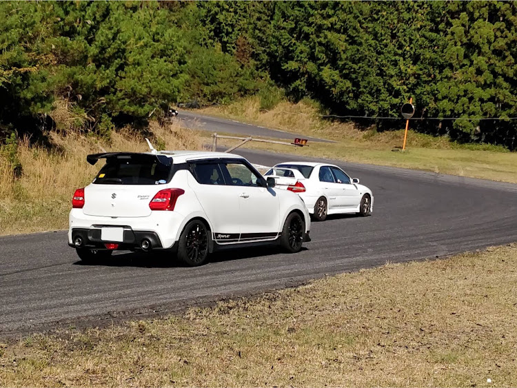 スイフトスポーツのサーキット・zc33sに関するカスタム事例の投稿画像2枚目