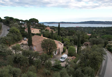 Seaside villa with pool and garden 3