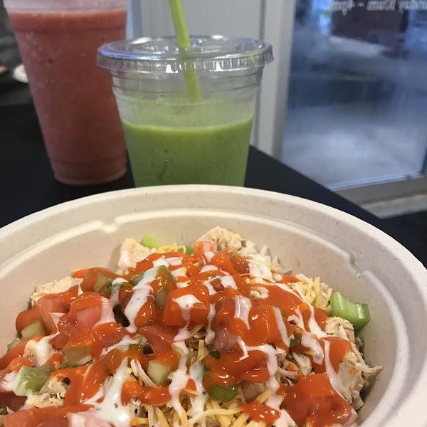 Bobcat bowl (buffalo sauce) and smoothie