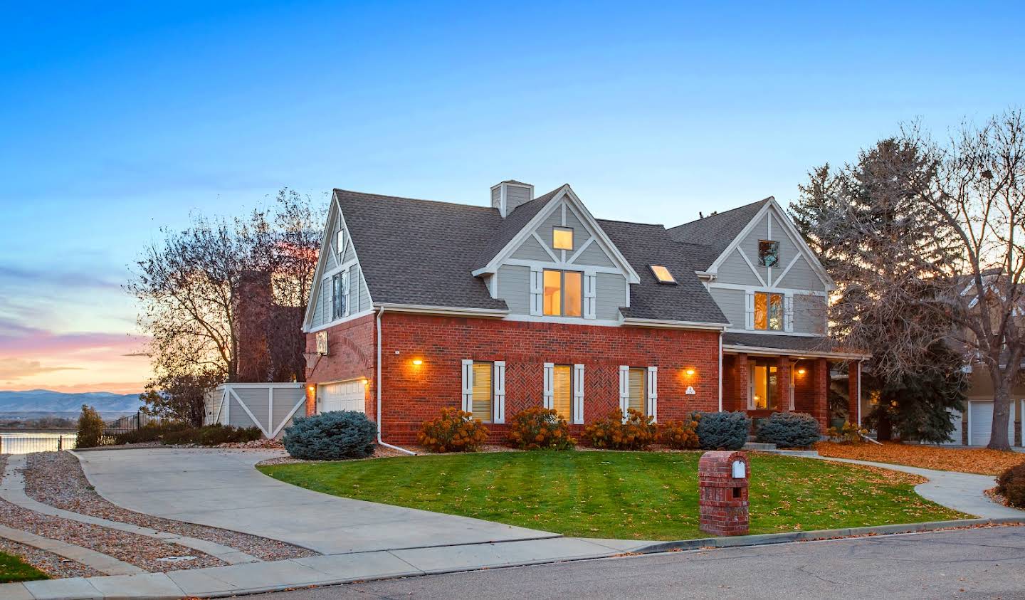 House with pool Longmont