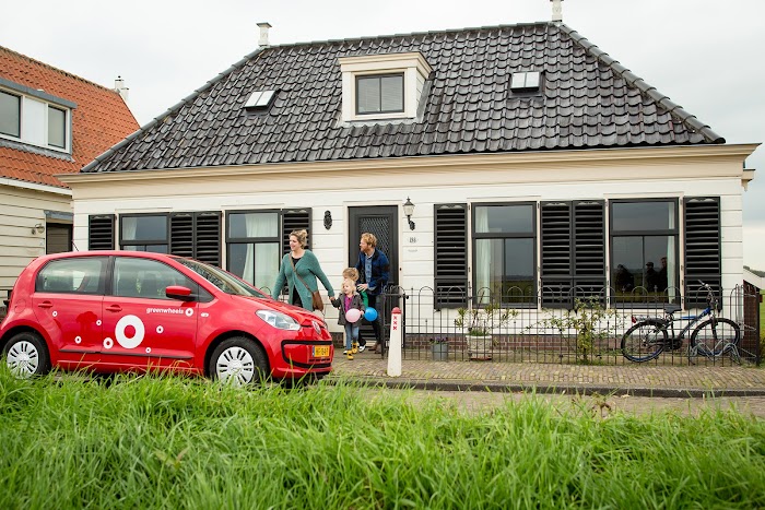 A family finding their Greenwheels vehicle