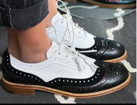 Zapatos de gran tamaño descoloridos con combinación de colores para un estilo audaz y único que ofrece comodidad durante todo el día.
