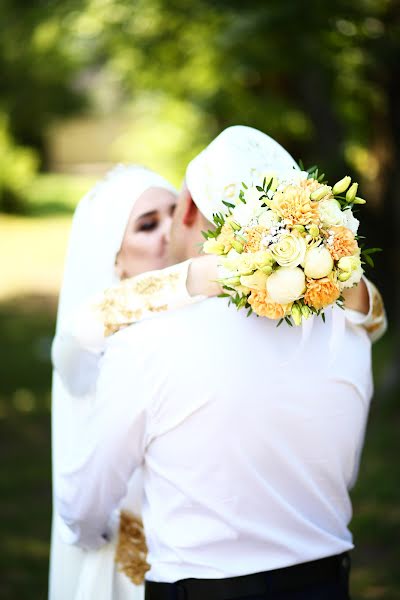 Fotógrafo de casamento Razina Rakhmangulova (razina). Foto de 10 de agosto 2018