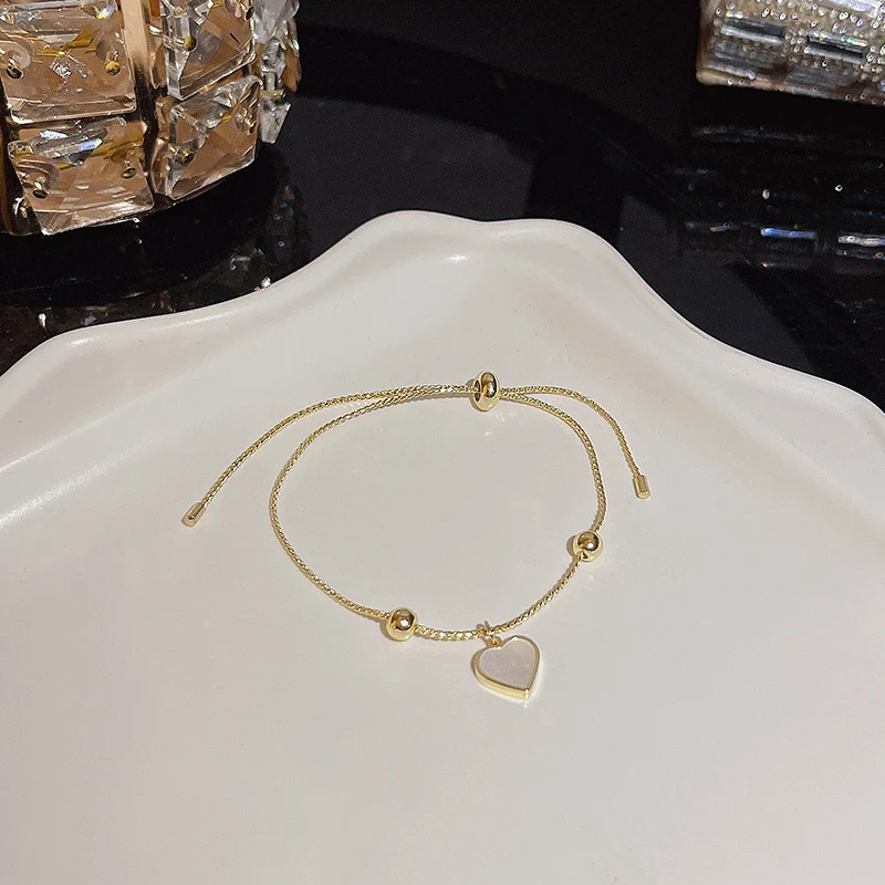 Veelzijdige zirkonen bloemen parel armband. Een elegante accessoire voor elke gelegenheid. Verfraai je outfit met subtiele glans.