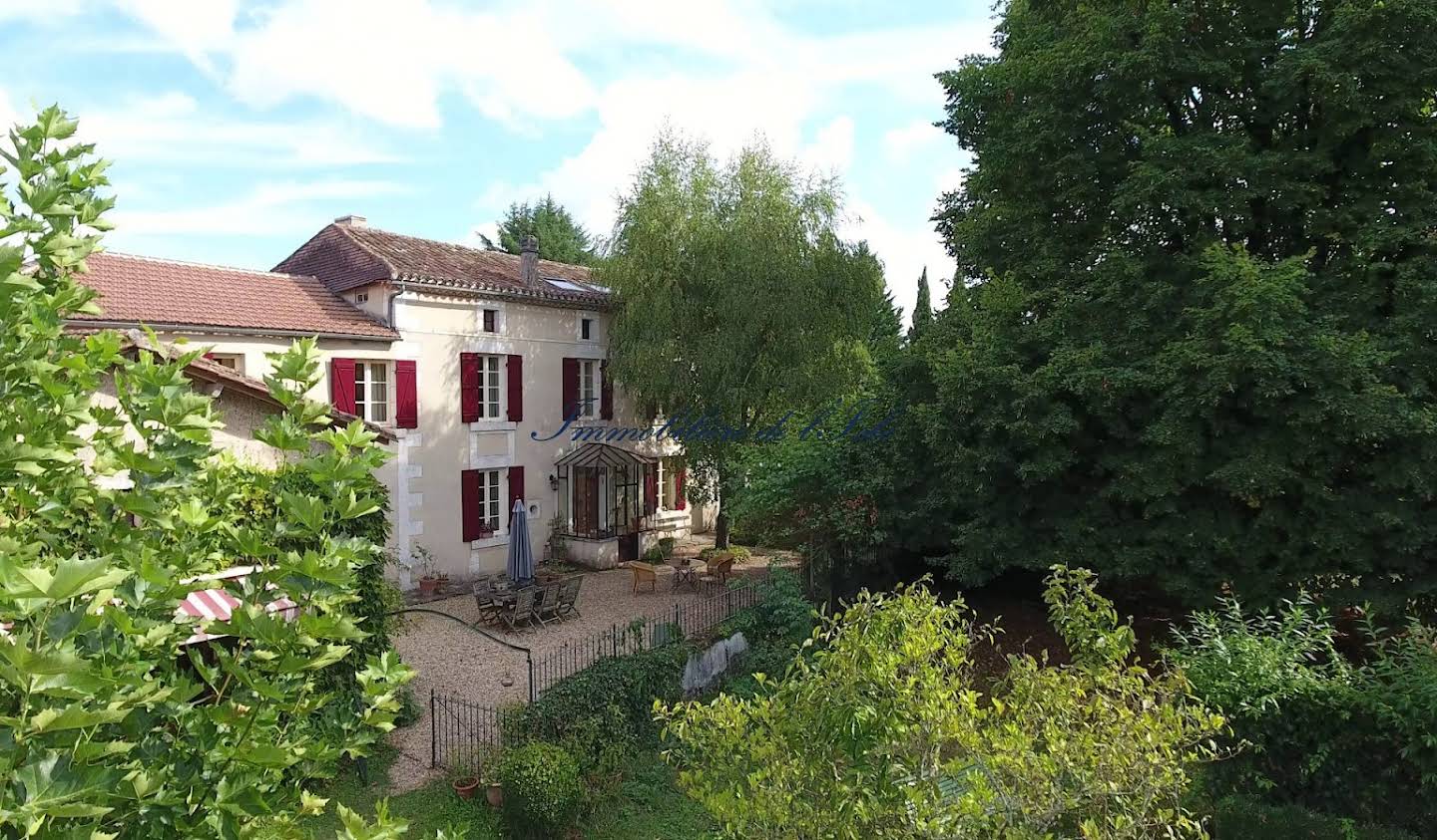 Maison avec piscine et jardin Montrem