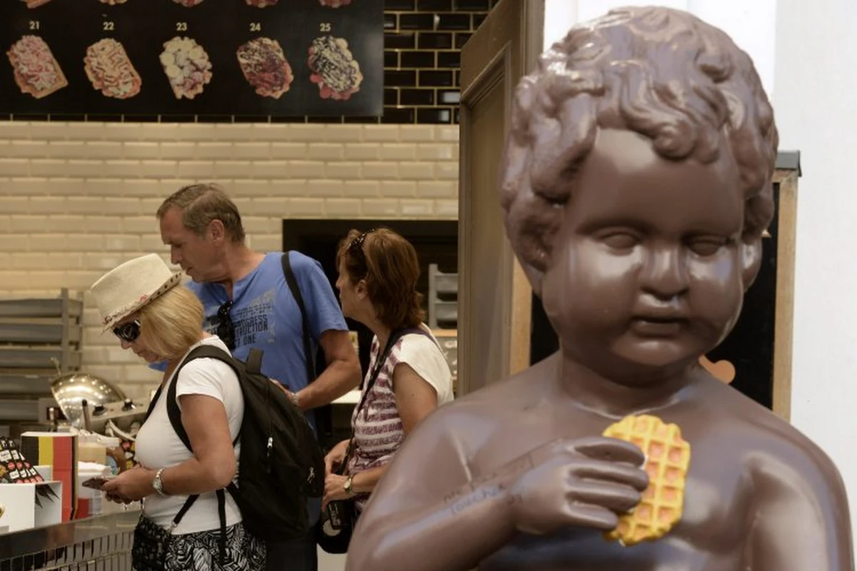 Manneken Pis krijgt voor de 1.015ste keer een kostuum en wel van een Belgische traditieclub