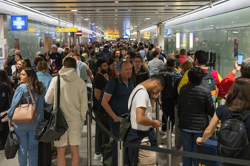 As countries reopen borders and Covid curbs fall away, travel has sprung back with such voracity that it’s resulted in an unprecedented labor crunch, made worse by the pandemic-induced layoffs of hundreds of thousands of workers, from pilots to cabin crew and ground-handling staff.