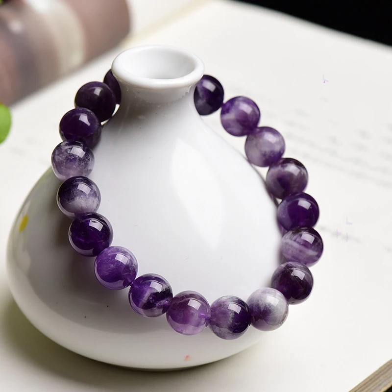 Dames armband met eenvoudige fantasy amethist. Een modieuze accessoire voor dagelijks gebruik en speciale gelegenheden.
