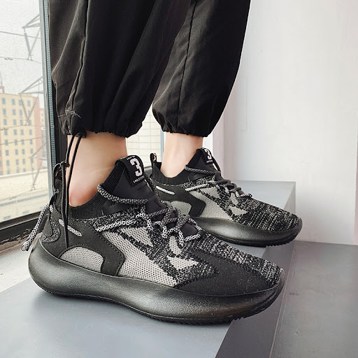 Title 4, Mens soft soled wear resistant sports shoes. E...