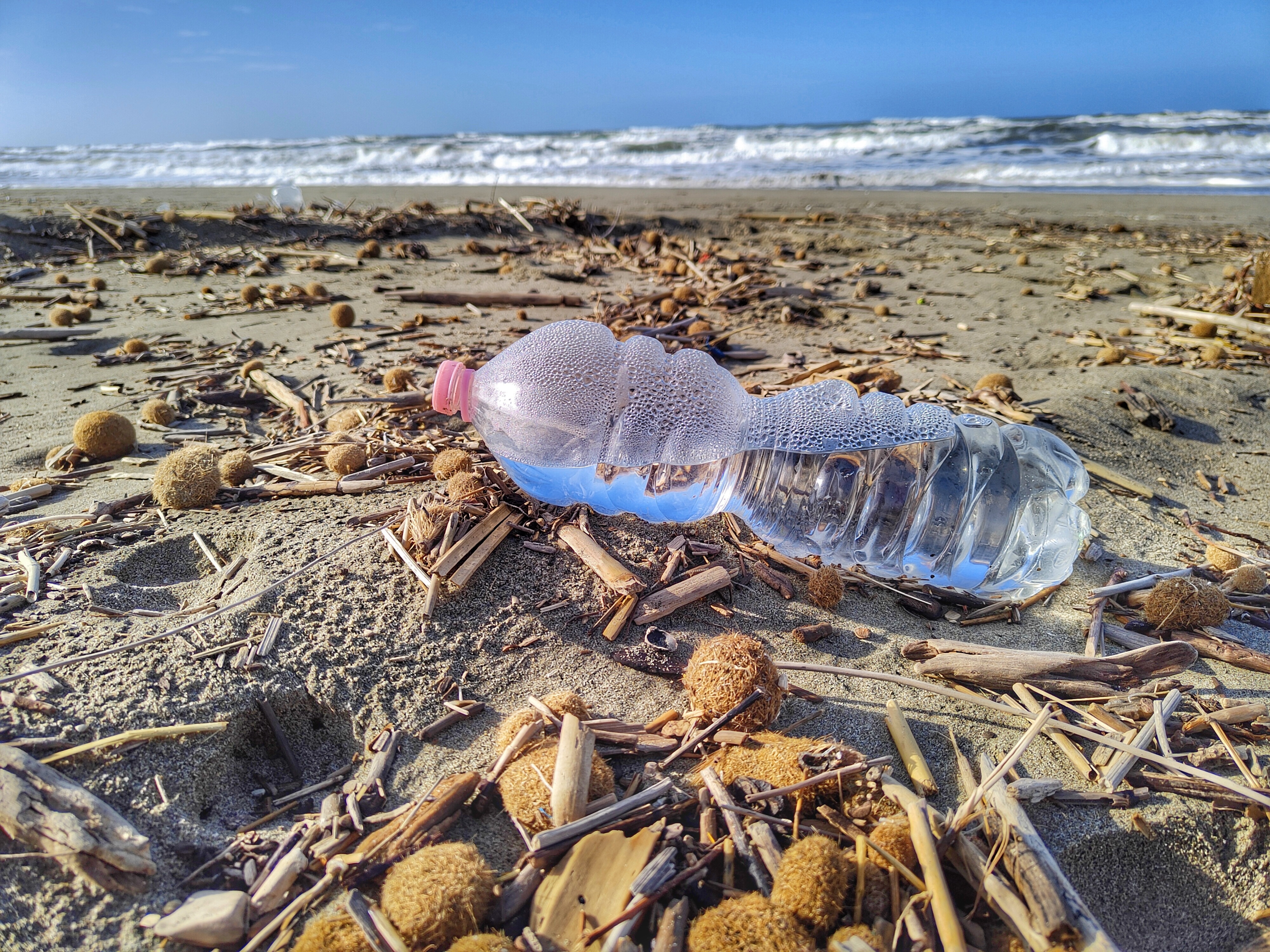 La plastica sulla spiaggia di Giorgio Lucca