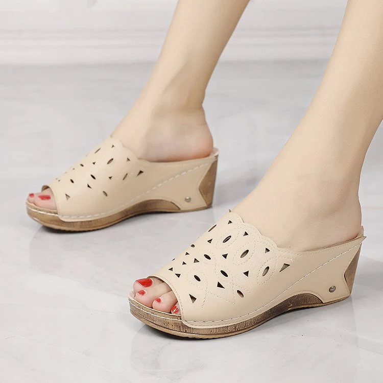 Kadınlar için şık peep toe dolgu topuk sandalet, kolay giyilir, her ortamda konfor ve stil sunar.