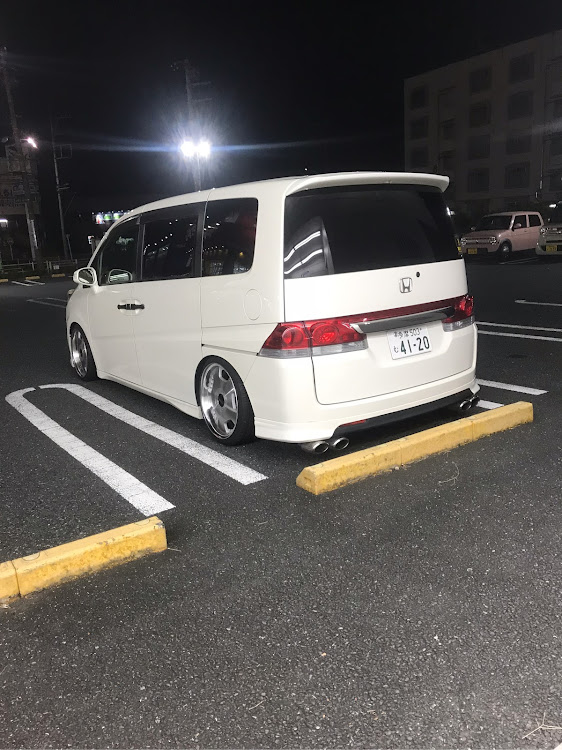 ステップワゴンの真横から・まだまだいじり足りてない・よかったらフォローお願いします。に関するカスタム事例の投稿画像1枚目