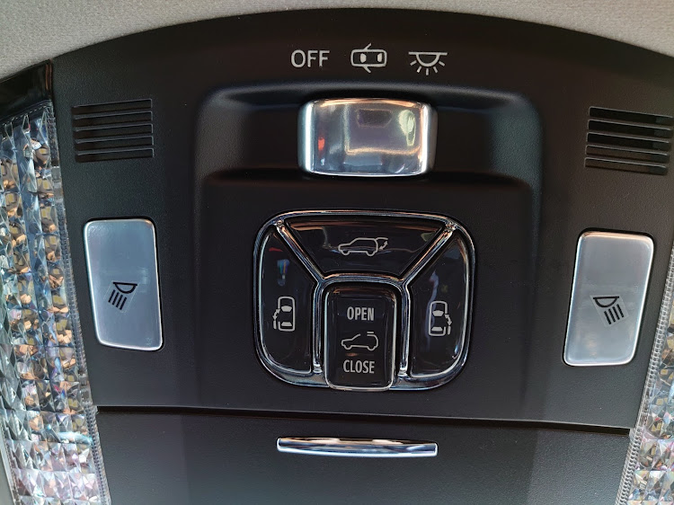 ヴェルファイアのスライドドアスイッチカスタム・ハイパークロームag・ウレタンクリヤーコート・プロカスタム・ルームランプカスタムに関するカスタム事例の投稿画像1枚目