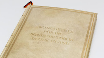 2024-02-13-original-grundgesetz-im-bundestag.jpg