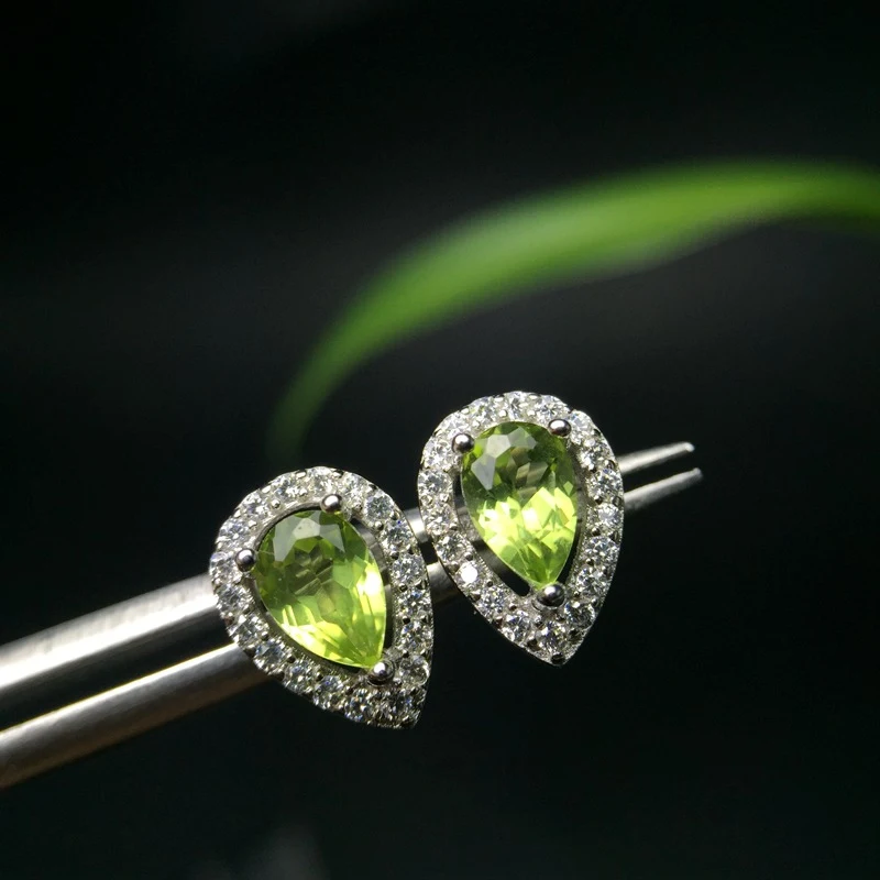Natuurlijke peridot oorknopjes met zilveren inleg. Tijdloze elegantie voor elke dag. Een perfect cadeau voor een speciaal moment.
