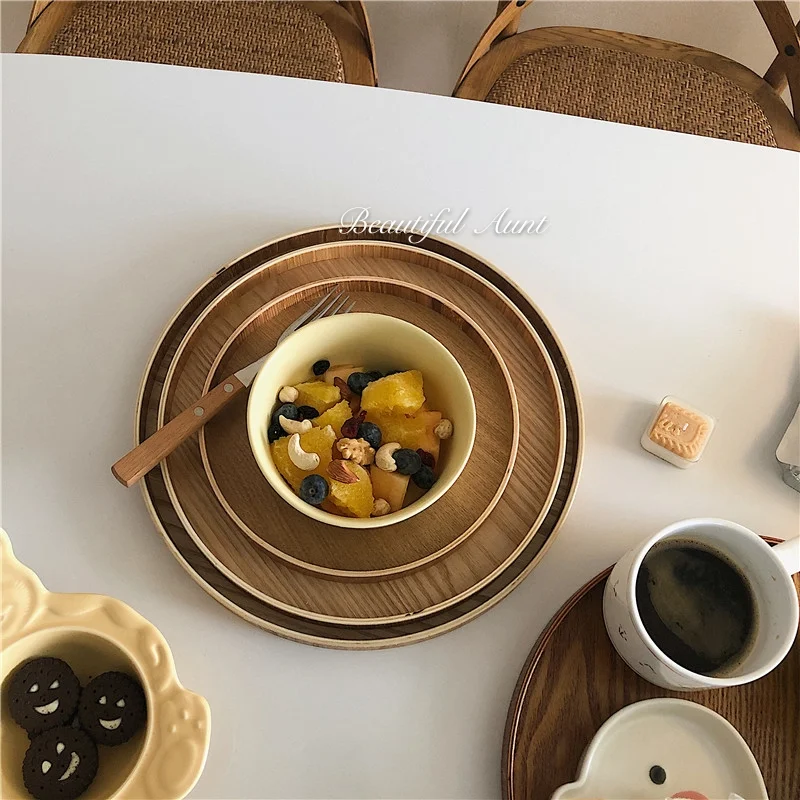 Massief houten ronde dienblad voor opslag, fruit, eten voor één persoon, ideaal voor op het bureau. Praktisch en stijlvol voor dagelijks gebruik.