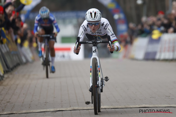 🎥 De 'superviering' van Fem van Empel: wereldkampioene veldrijden gaat Tom Pidcock achterna