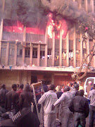 The burning building on the corner of Nugget and Jeppe street.