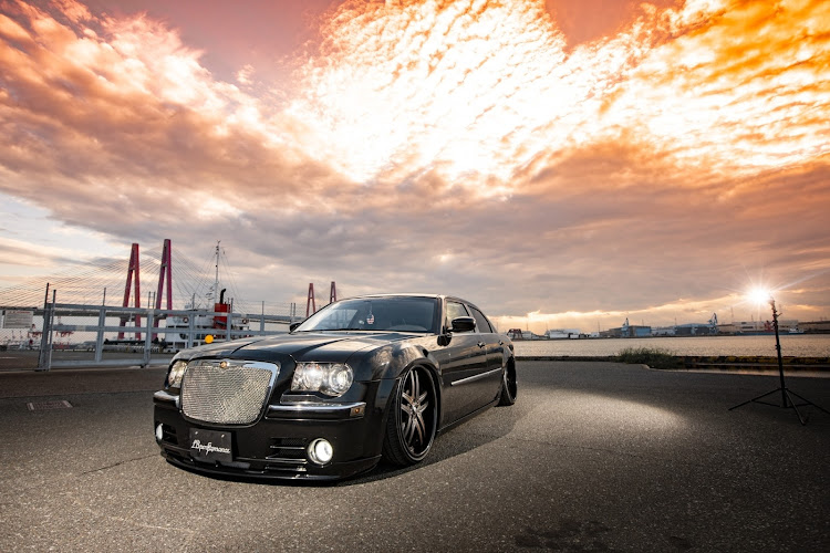 300Cの300C・クライスラー・LIBERTYWALK・アメ車に関するカスタム事例の投稿画像1枚目