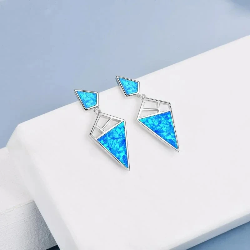 Minđuše od srebra 925 sa geometrijskim opal visećim detaljima. Elegantan dizajn za žene, savršene za svakodnevno nošenje i poklon.
