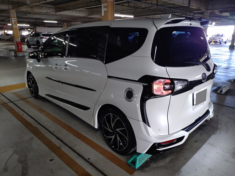 シエンタのローアングルショット・洗車からの暇つぶし・MODELLISTA Wing DancerⅧに関するカスタム事例の投稿画像5枚目