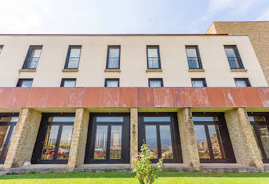 Hotel with garden and reception room 4