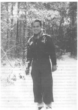 Photo : Jean Mazeline instituteur au cours complémentaire de S ées depuis octobre 1942  nous quitte pour prendre le contrôle et assurer le suivi de divers parachutages dans la région de Mortagne Aprés son emprisonnement dans le prisons du " chateau des ducs " à Alençon il est fusillé avec trois autres résistants dont Albert  Frémiot à l'home chamondot le  9  Aout 1944