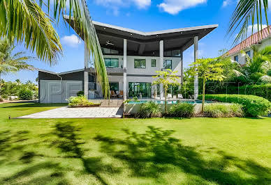 Seaside property with pool and garden 7