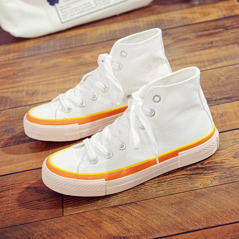 Chaussures en toile crème pour étudiantes. Baskets montantes, confortables et stylées, idéales pour un usage quotidien et les cours.