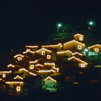 Un paese di montagna illuminato di 