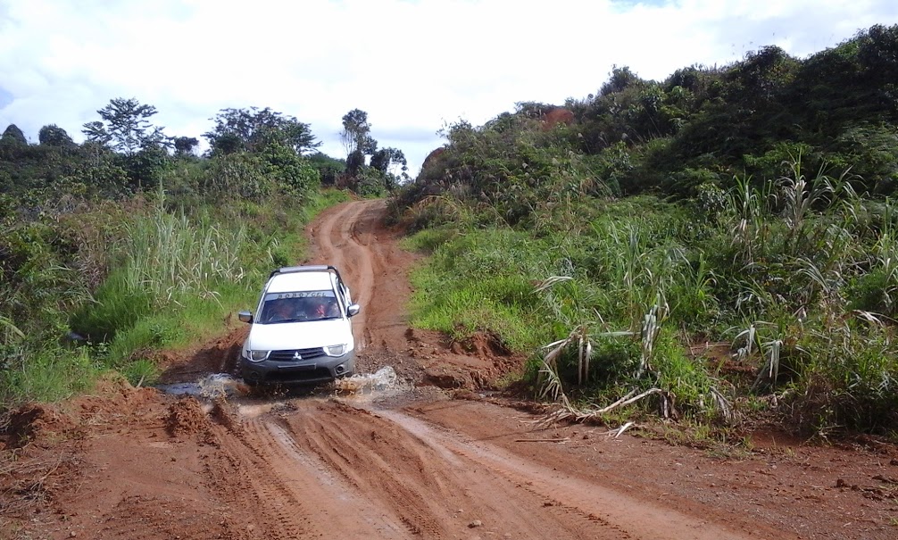 Perjalanan di daratan Kalimantan Utara harus menggunakan mobil gardan-ganda yang mampu menembus jalan tanah berlumpur. (Foto: Yudha PS)