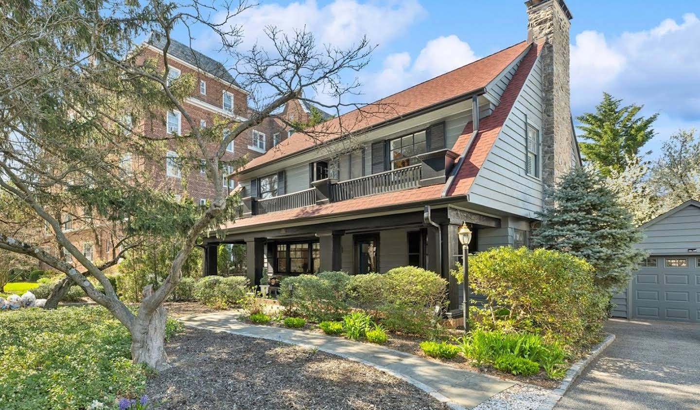 House with terrace Bronxville