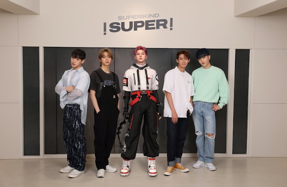 Pelajari tentang grup K-Pop baru SUPERKIND, termasuk anggota AI Saejin.