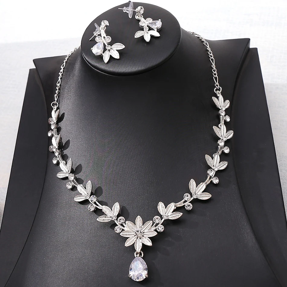 Ensemble collier et boucles d'oreilles zircon pour mariée, deux pièces, idéal pour sublimer votre tenue de mariage et briller.
