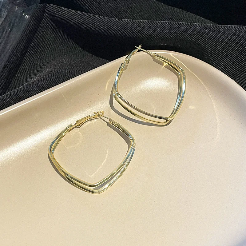 Orecchini a perno in argento 925 da donna, design elegante. Gioielli perfetti per un regalo. Ideali per uso quotidiano e occasioni speciali.