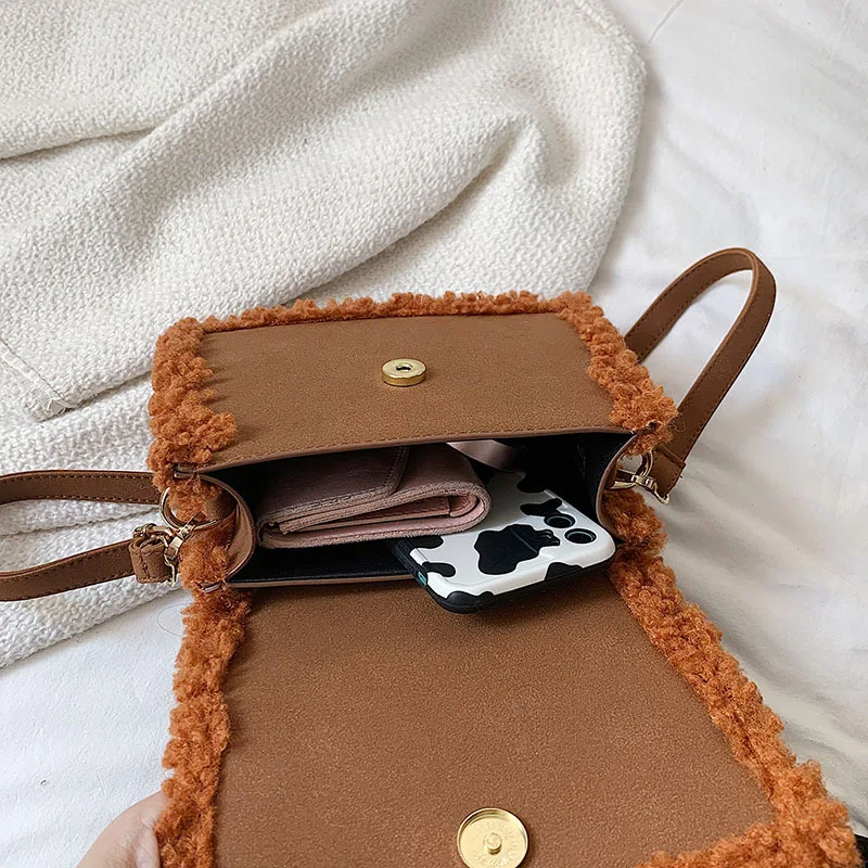 Schoudertas met één schouder, design met pluche stiksels van imitatiebont. Stijlvol en comfortabel, ideaal om je essentials met gemak mee te nemen.