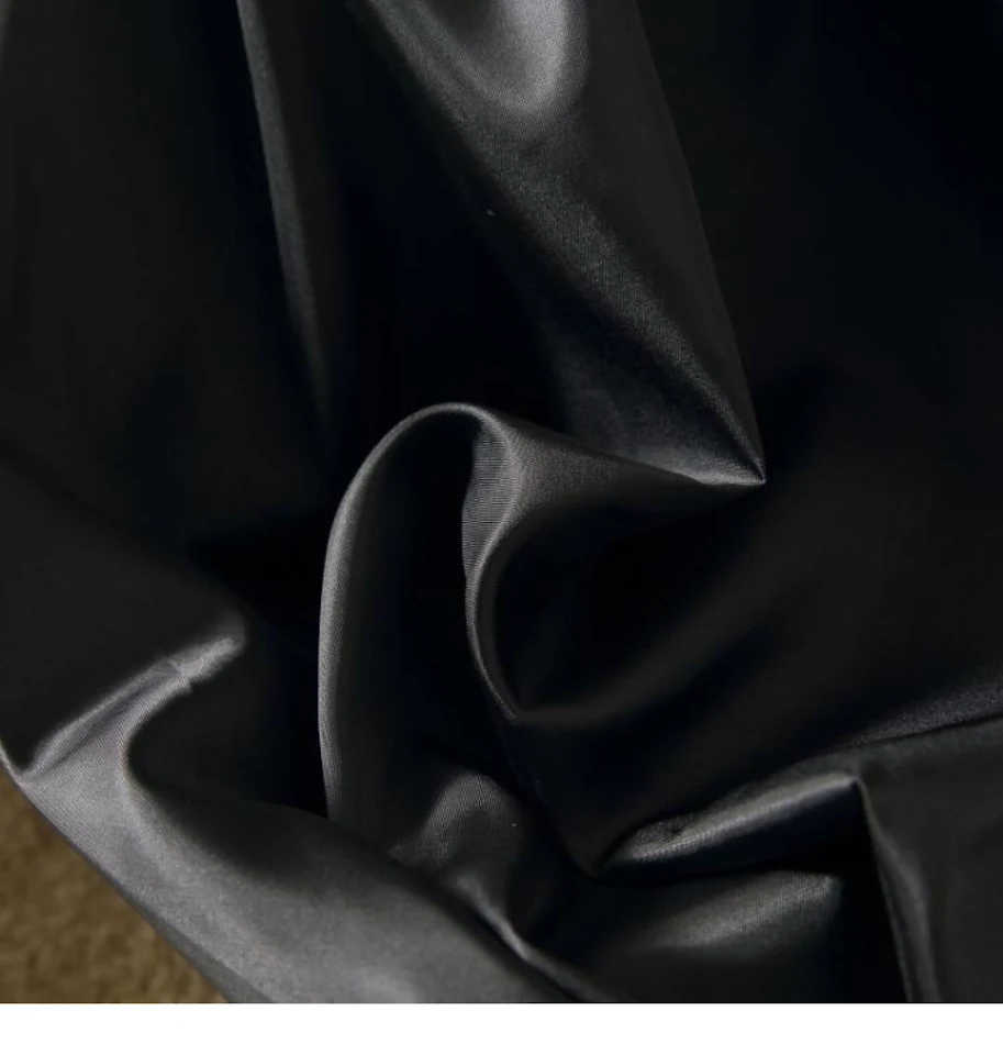 Jupe trapèze en organza avec détails effilochés, tulle et gaze, idéale pour un style élégant et aérien. Parfaite pour toutes les occasions spéciales.