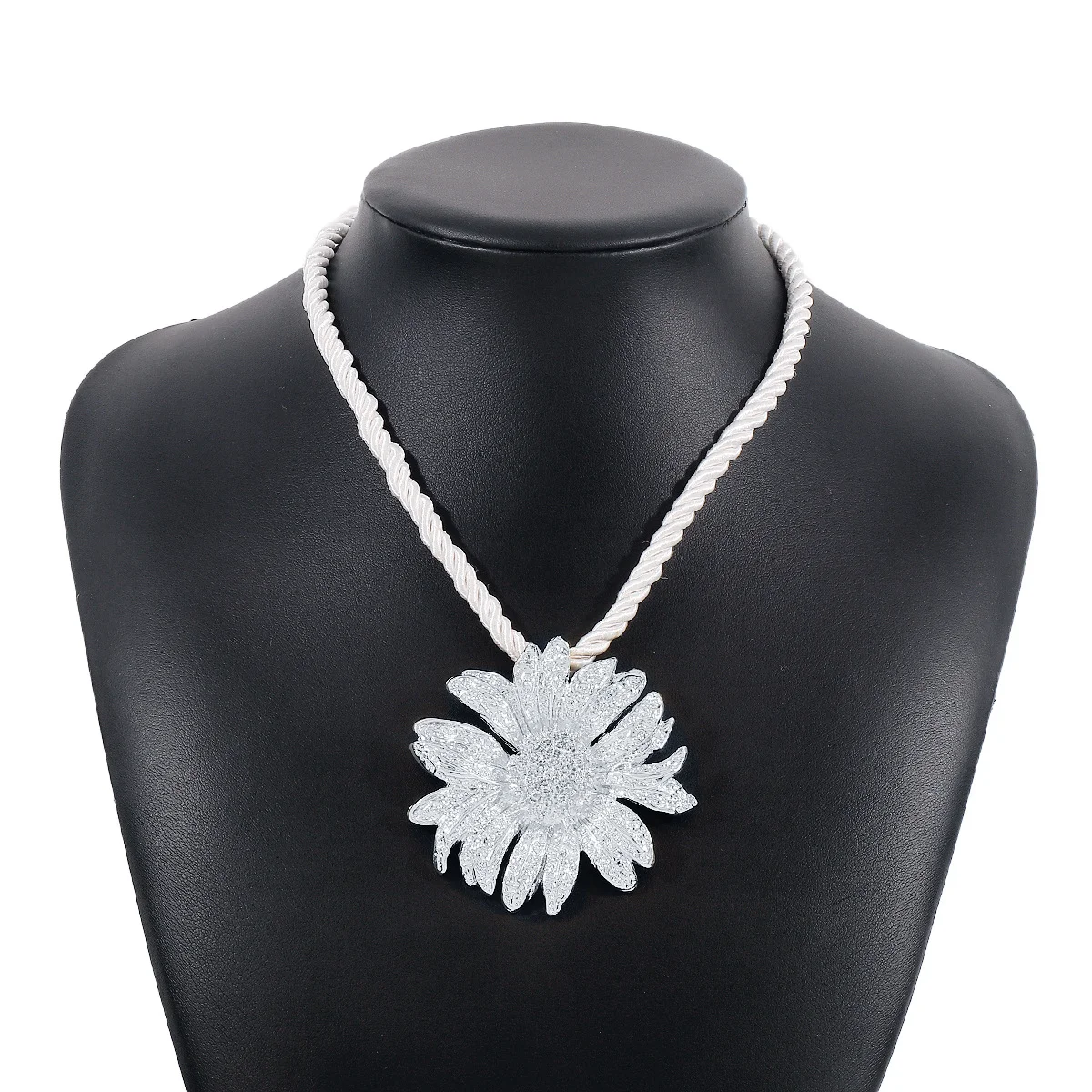 Title 11, Collier de clavicule avec pendentif fleur perso...